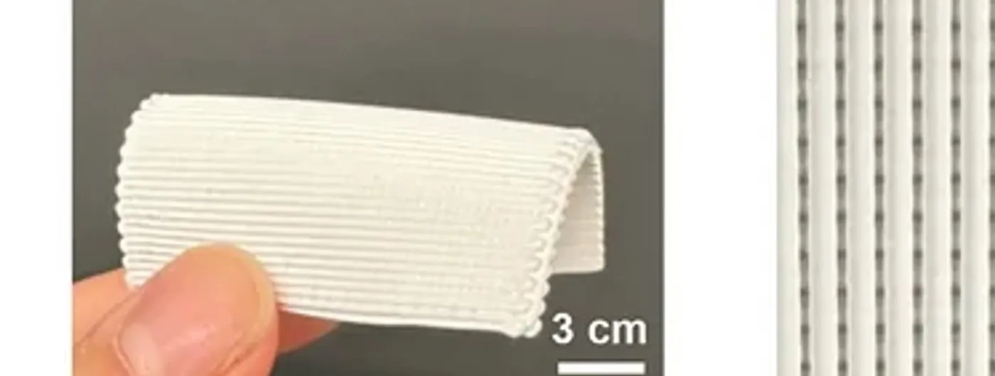A hand holds a folded, accordion-pleated white 3D-printed textile sample next to a 3 cm scale bar, with a close-up of its parallel ribbed fibre structure beside it.