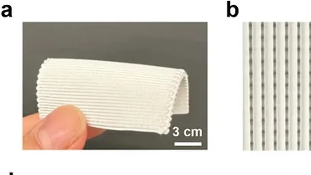 A hand holds a folded, accordion-pleated white 3D-printed textile sample next to a 3 cm scale bar, with a close-up of its parallel ribbed fibre structure beside it.